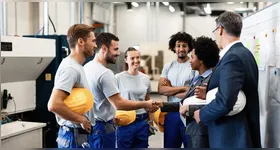 Estudos internacionais relacionam redução da jornada de trabalho com menor pressão ambiental e melhoria da qualidade de vida, ao repensar o modelo de crescimento econômico.