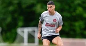 Miguel Almirón deixa o campo emocionado após ser expulso durante partida entre Paraguai e Turquia.