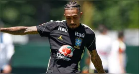 Raphinha deixa o gramado com dores na coxa direita durante jogo da Seleção Brasileira na Copa do Mundo.
