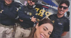 Lexa posa com agentes da PRF após ser auxiliada em rodovia; cantora foi levada ao aeroporto depois de van quebrar.