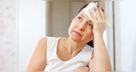 Anvisa libera novo tratamento sem hormônios para mulheres que sofrem com ondas de calor e suores noturnos durante a menopausa.