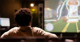 Trabalhadores que desejam acompanhar o jogo do Brasil precisam verificar as regras adotadas por suas empresas, já que a legislação não prevê dispensa automática durante a Copa do Mundo.