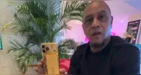 O iPhone dourado usado por Roberto Carlos durante o jogo entre Brasil e Escócia chamou atenção nas redes e levantou especulações sobre uma possível customização de luxo.