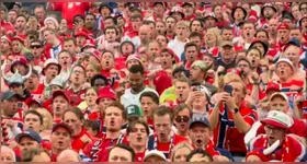 Torcedores da Noruega fazem a tradicional "remada viking", celebração inspirada nos antigos navegadores nórdicos que viralizou durante a Copa do Mundo de 2026.