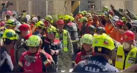Equipes de resgate retiraram Hernán Gil Flores dos escombros após oito dias de buscas na cidade de La Guaira, uma das mais afetadas pelos terremotos.