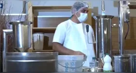Batedores de açaí participam de treinamento gratuito na Casa do Açaí para garantir a produção segura do alimento.