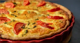 A torta de calabresa acebolada leva recheio cru e fica pronta em cerca de 35 minutos.