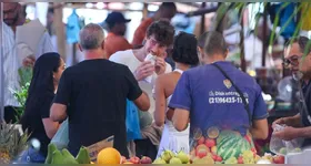 Shawn Mendes e Bruna Marquezine foram flagrados durante passeio em uma feira na Zona Sul do Rio.