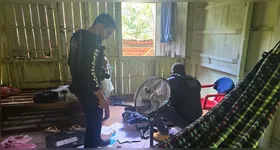 Arma, munições, celular e placas balísticas foram apreendidos durante a operação da Polícia Civil.