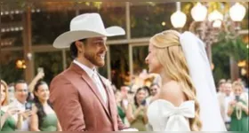 Gustavo Tubarão e Jade Sales durante o casamento; votos do influenciador repercutiram nas redes sociais.