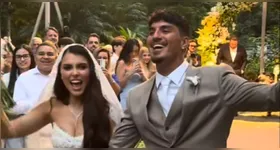 Gabriel Medina e Isabella Arantes se casaram no litoral de São Paulo; durante os votos, o surfista anunciou que o casal está grávido
