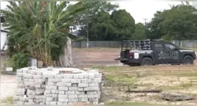Área de posto de combustível foi isolada pela Polícia Militar após material com características de explosivo ser encontrado no local.