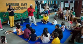 As oficinas utilizam brincadeiras, jogos tradicionais e experiências interativas para apresentar conhecimentos dos povos originários e estimular a relação das crianças com a cultura e a natureza amazônicas.