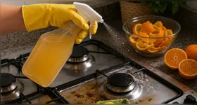 Ao invés de serem jogadas fora, as cascas de laranja podem ser reaproveitadas de forma prática na limpeza da casa.