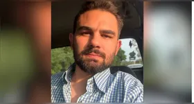De acordo com as informações iniciais, uma substância oleosa utilizada em motores de aeronaves foi despejada sobre Gustavo durante o ritual.