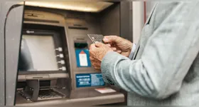 O Projeto de Lei 1453/26 prevê que clientes com 60 anos ou mais possam indicar uma pessoa de confiança para autorizar determinadas transações antes da conclusão da operação.