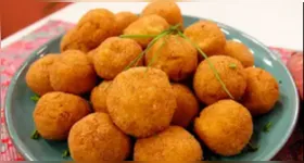 Para quem está em busca de uma receita fácil, prática e deliciosa, unindo valor nutricional e sabor, a pedida é o delicioso bolinho de batata-doce na air fryer.