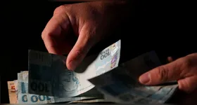 A proibição está prevista no artigo 51 da Lei das Contravenções Penais (Decreto-Lei nº 3.688/1941), que estabelece punições para a realização de loterias, rifas e sorteios sem autorização oficial.