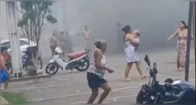 No local, moradores ficaram assustados com o fogo enquanto o imóvel era tomado pelas chamas.