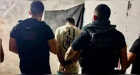 O investigado, identificado como Pedro Henrique Sales, estava escondido em uma casa em construção em Simões Filho, na Região Metropolitana de Salvador.