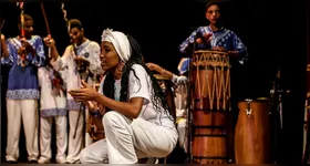 Com duração de uma hora, a montagem leva ao palco uma experiência cênico-musical que percorre a história da resistência do povo negro por meio da Capoeira Angola e de manifestações tradicionais como o Tambor de Crioula, o Bumba Meu Boi, o Samba e as tradições de matriz africana.