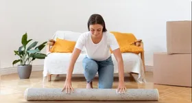 De modo geral, apenas tapetes pequenos e com indicação de lavagem na etiqueta podem ser colocados na máquina.