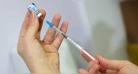 Atualmente, o Programa Nacional de Imunizações (PNI) oferece a vacina contra o vírus para grávidas a partir da 28ª semana gestacional e o anticorpo monoclonal para bebês prematuros (nascidos com menos de 37 semanas gestacionais) até 6 meses de idade e crianças menores de 2 anos com determinadas comorbidades.