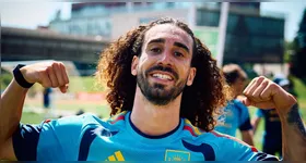 Cucurella foi um dos destaques do título espanhol na Copa do Mundo, chamando a atenção pelo futebol e pelo seu cabelo.