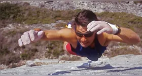 Dan Osman revolucionou os esportes radicais ao criar o rope jump, mas acabou morrendo em 1998 após uma falha no sistema de ancoragem durante um salto.