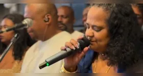Nascida em uma tradicional família do samba, Débora começou a cantar ainda na infância, na igreja,