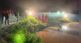 Equipes de resgate realizaram o esvaziamento do biodigestor coberto por lona em Araucária (PR).