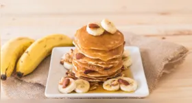 Aprenda a fazer panqueca de aveia e banana deliciosa