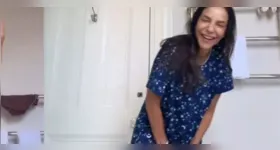 Sempre carismática, a cantora surgiu usando uma camisola azul estampada, enquanto dançava