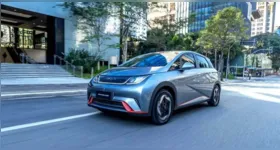 BYD Dolphin está entre os modelos contemplados pelo programa Move Brasil, iniciativa do governo federal que disponibiliza R$ 30 bilhões em crédito para taxistas e motoristas de aplicativo financiarem carros novos com juros reduzidos.