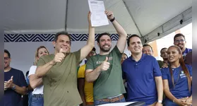 O Prefeito de Belém, Igor Normando, assina a Ordem de Serviço que marca o início imediato das obras do Viva Bairro para pavimentar com bloquetes a Avenida Magalhães Barata, principal via da ilha de Cotijuba. 15/05/2026. Foto: Irene Almeida/Diário do Pará.