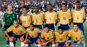 A camisa da Seleção Brasileira usada na Copa do Mundo de 1998 foi eleita pelos leitores do DOL como a mais bonita desde 1990, superando modelos históricos como os dos títulos de 1994 e 2002.