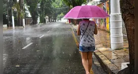 A umidade do ar permanece elevada, podendo atingir até 98%