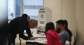 No dia da eleição, os mesários realizam a identificação dos eleitores, o procedimento da zerésima e outras funções.