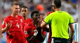 Breel Embolo deixa o gramado em lágrimas após receber o segundo cartão amarelo por simulação, deixando a Suíça com um jogador a menos em momento decisivo da partida.