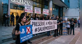 Consumidor exibe coleção de discos do PlayStation 5; o fim do formato físico em 2028 ameaça o mercado de revenda e o hábito de colecionadores.