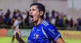 Felipe Pará marcou duas vezes e deu a vitória ao Azulão