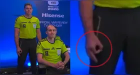 O árbitro Shaun Evans é acusado de realizar gesto polêmico durante a transmissão da Copa do Mundo.