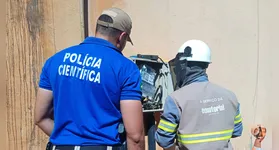 Técnicos e peritos analisam fiação interna e medidores adulterados em comércio de Canaã dos Carajás durante operação.
