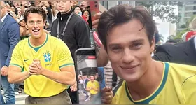 O ator posou para selfies, acenou para o público e distribuiu sorrisos enquanto caminhava cercado por seguranças, antes do evento.