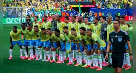 Jogadores da Seleção Brasileira perfilados cantam o hino nacional na estreia da Copa de 2026; execução foi ovacionada pelo público e aclamada pela imprensa internacional.