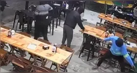 Guarda Municipal foi morto a tiros dentro de uma pizzaria por criminosos armados, em uma ação que está sendo investigada pelas autoridades.