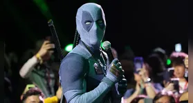 Deadpool invade painel e interage com a equipe da Marvel.
