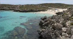 O homem estava acompanhado de três amigos, moradores da região norte de Perth, que haviam viajado até a ilha para aproveitar o dia.