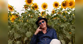 O cantor e compositor Alceu Valença apresenta a turnê “80 Girassóis” em Belém.