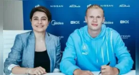 Brasileira por trás de Erling Haaland se tornou uma das mulheres mais influentes do futebol.